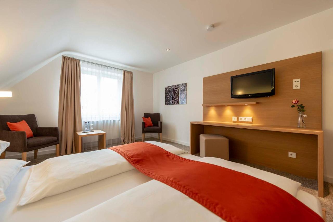 Hotel Gasthof Krone Niederstetten Bagian luar foto